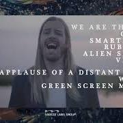 Der musikalische text ALIEN SHIVERS von VOLA ist auch in dem Album vorhanden Applause of a distant crowd (2018)