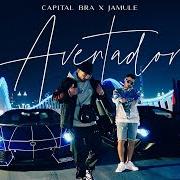 Der musikalische text EIN JAHR (FEAT. MONTEZ) von CAPITAL BRA ist auch in dem Album vorhanden Aventador (2021)