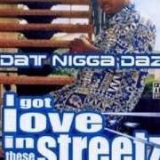 Der musikalische text THAT'S WHAT SHE DO von DAZ DILLINGER ist auch in dem Album vorhanden I got love in these streetz (2002)