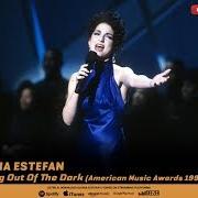 Der musikalische text MAMA YO CAN'T GO von GLORIA ESTEFAN ist auch in dem Album vorhanden Into the light (1990)