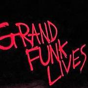 Der musikalische text QUEEN BEE von GRAND FUNK RAILROAD ist auch in dem Album vorhanden Grand funk lives (1981)
