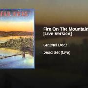 Der musikalische text BROKEDOWN PALACE von GRATEFUL DEAD ist auch in dem Album vorhanden Dead set (1981)