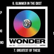 Der musikalische text GLIMMER IN THE DUST von HILLSONG UNITED ist auch in dem Album vorhanden Wonder (2017)