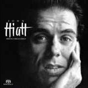 Der musikalische text ALONE IN THE DARK von JOHN HIATT ist auch in dem Album vorhanden Bring the family (1987)