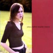 Der musikalische text CRY IN THE DARK von JULIANA HATFIELD ist auch in dem Album vorhanden Beautiful creature (2000)