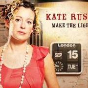 Der musikalische text LET THEM FLY von KATE RUSBY ist auch in dem Album vorhanden Make the light (2010)