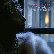 Der musikalische text AS THE LIGHTS GO OUT von KATE RUSBY ist auch in dem Album vorhanden Philosophers, poets and kings (2019)