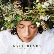 Der musikalische text WHILE SHEPHERDS WATCHED 6 von KATE RUSBY ist auch in dem Album vorhanden Holly head (2019)