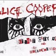 Der musikalische text DEVIL WITH A BLUE DRESS ON / CHAINS OF LOVE von ALICE COOPER ist auch in dem Album vorhanden Breadcrumbs (2019)