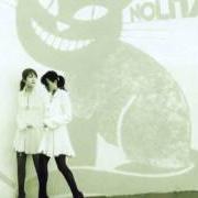 Der musikalische text ROSES & HIPS von KEREN ANN ist auch in dem Album vorhanden Nolita (2004)