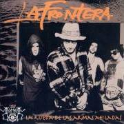 Der musikalische text LA RUEDA DE LAS ARMAS AFILADAS von LA FRONTERA ist auch in dem Album vorhanden La rueda de las armas afiladas (1995)