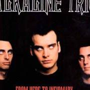 Der musikalische text BLOODIED UP von ALKALINE TRIO ist auch in dem Album vorhanden From here to infirmary (2001)