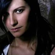 Der musikalische text AMAR COMPLETAMENTE von LAURA PAUSINI ist auch in dem Album vorhanden Escucha (2004)