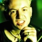 Der musikalische text HIGH VOLTAGE (REMIX) von LINKIN PARK ist auch in dem Album vorhanden One step closer (2001)