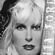 Der musikalische text A SONG TO SLIT YOUR WRISTS BY von LITA FORD ist auch in dem Album vorhanden Living like a runaway (2012)