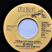 Der musikalische text I'VE NEVER LOVED ANYONE MORE von LYNN ANDERSON ist auch in dem Album vorhanden Fools for each other