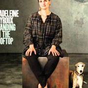 Der musikalische text MEET ME IN RIO von MADELEINE PEYROUX ist auch in dem Album vorhanden Standing on the rooftop (2011)