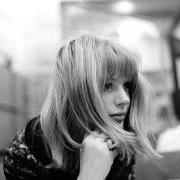 Der musikalische text IT'S ALL OVER NOW BABY BLUE von MARIANNE FAITHFULL ist auch in dem Album vorhanden Rich kid blues (1984)