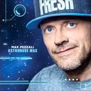 Der musikalische text E' VENERDÌ von MAX PEZZALI ist auch in dem Album vorhanden Astronave max (2015)