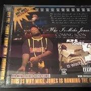 Der musikalische text WATTS (OUTRO) von MIKE JONES ist auch in dem Album vorhanden Runnin' the game (2004)