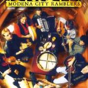 Der musikalische text GRANDE FAMIGLIA von MODENA CITY RAMBLERS ist auch in dem Album vorhanden Raccolti (1998)
