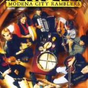 Der musikalische text QUALCHE SPLENDIDO GIORNO von MODENA CITY RAMBLERS ist auch in dem Album vorhanden Raccolti (1998)