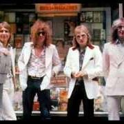 Der musikalische text BLACK HILLS von MOTT THE HOOPLE ist auch in dem Album vorhanden Two miles from heaven (1980)