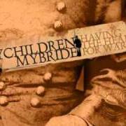 Der musikalische text EVERY MOMENT von MYCHILDREN MYBRIDE ist auch in dem Album vorhanden Having the heart for war (2005)