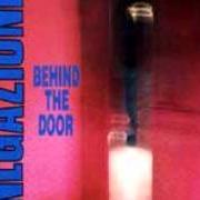 Der musikalische text S.U.N. von NEGAZIONE ist auch in dem Album vorhanden Behind the door/sempre in bilico (1989)