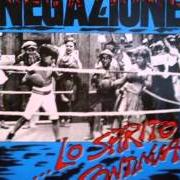 Der musikalische text UN AMARO SORRISO von NEGAZIONE ist auch in dem Album vorhanden Lo spirito continua (1986)