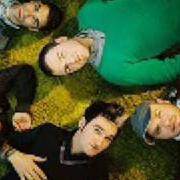 Der musikalische text FAMILIAR LANDSCAPES von NEW FOUND GLORY ist auch in dem Album vorhanden Coming home (2006)