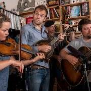 Der musikalische text THE HAND SONG von NICKEL CREEK ist auch in dem Album vorhanden Nickel creek (2000)