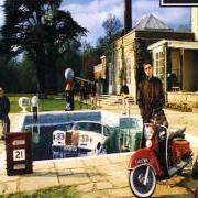 Der musikalische text THE GIRL IN THE DIRTY SHIRT von OASIS ist auch in dem Album vorhanden Be here now (1998)