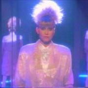 Der musikalische text CAN'T WE TALK IT OVER IN BED von OLIVIA NEWTON-JOHN ist auch in dem Album vorhanden The rumour (1988)