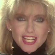 Der musikalische text ASK THE LONELY von OLIVIA NEWTON-JOHN ist auch in dem Album vorhanden Two of a kind (1983)