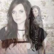 Der musikalische text GIVE IT ALL UP von AMY MACDONALD ist auch in dem Album vorhanden A curious thing (2010)