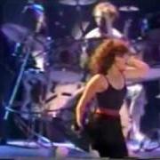 Der musikalische text WE LIVE FOR LOVE von PAT BENATAR ist auch in dem Album vorhanden Live from earth (1983)