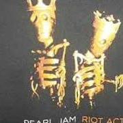 Der musikalische text THUMBING MY WAY von PEARL JAM ist auch in dem Album vorhanden Riot act (2002)