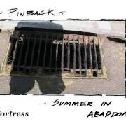 Der musikalische text FORTRESS von PINBACK ist auch in dem Album vorhanden Summer in abaddon (2004)