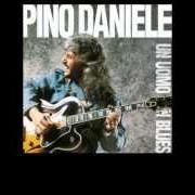 Der musikalische text UN UOMO IN BLUES von PINO DANIELE ist auch in dem Album vorhanden Un uomo in blues (1991)