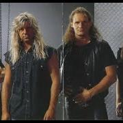 Der musikalische text THUNDERDOME von PRIMAL FEAR ist auch in dem Album vorhanden Primal fear (1998)