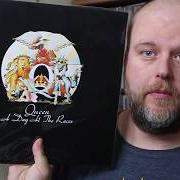 Der musikalische text LONG AWAY von QUEEN ist auch in dem Album vorhanden A day at the races (1976)