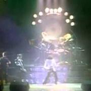 Der musikalische text SPREAD YOUR WINGS von QUEEN ist auch in dem Album vorhanden Live killers (1979)