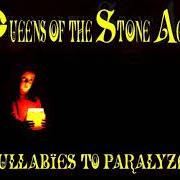 Der musikalische text BURN THE WITCH von QUEENS OF THE STONE AGE ist auch in dem Album vorhanden Lullabies to paralyze (2005)