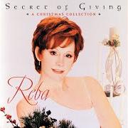 Der musikalische text SANTA CLAUS IS COMING BACK TO TOWN von REBA MCENTIRE ist auch in dem Album vorhanden Secret of giving (2002)