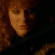 Der musikalische text WAITIN' FOR THE DEAL TO GO DOWN von REBA MCENTIRE ist auch in dem Album vorhanden Rumor has it (1990)