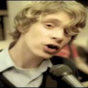 Der musikalische text CHAP STICK, CHAPPED LIPS, AND THINGS LIKE CHEMISTRY von RELIENT K ist auch in dem Album vorhanden Two lefts don't make a right... but three do (2003)
