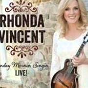 Der musikalische text OLD RUGGED CROSS von RHONDA VINCENT ist auch in dem Album vorhanden Sunday mornin singin (2012)