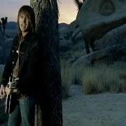 Der musikalische text EVERY MAN'S GOT A MOUNTAIN von ROCKIE LYNNE ist auch in dem Album vorhanden Rockie lynne (2006)