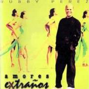Der musikalische text NO ME SIRVE EL CORAZÓN von RUBBY PEREZ ist auch in dem Album vorhanden Amores extraños (1995)